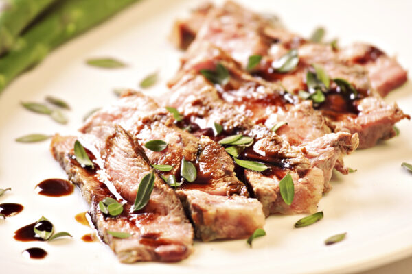 Sliced steak with asparagus